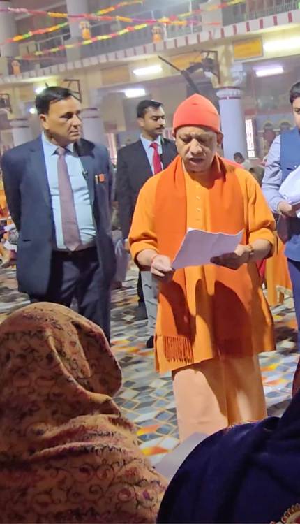 गोरखपुर में जनता दर्शन: जमीन कब्जे पर सख्त हुए CM योगी, दबंगों पर कार्रवाई के निर्देश