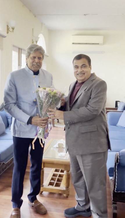 केंद्रीय मंत्री नितिन गडकरी से मिले पूर्व भारतीय कप्तान कपिल देव