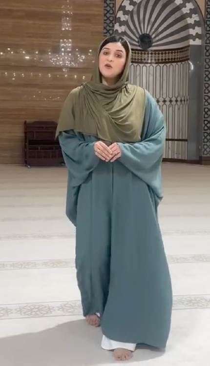 मन्नारा चोपड़ा बुर्का-हिजाब पहने पहुंचीं बहरीन की मस्जिद