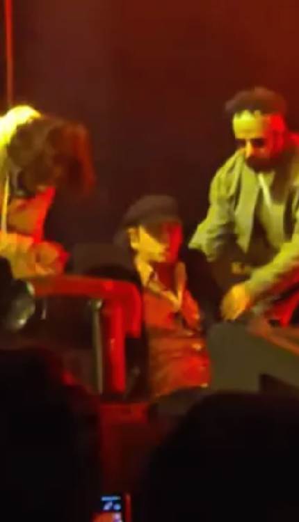 लाइव कॉन्सर्ट के दौरान गाना गाते हुए अचानक स्टेज पर गिरे सिंगर मोहित चौहान