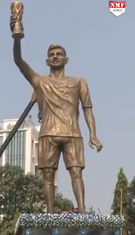 लियोनल मेसी ने कोलकाता में अपनी 70 फीट ऊंची मूर्ती का किया अनावरण