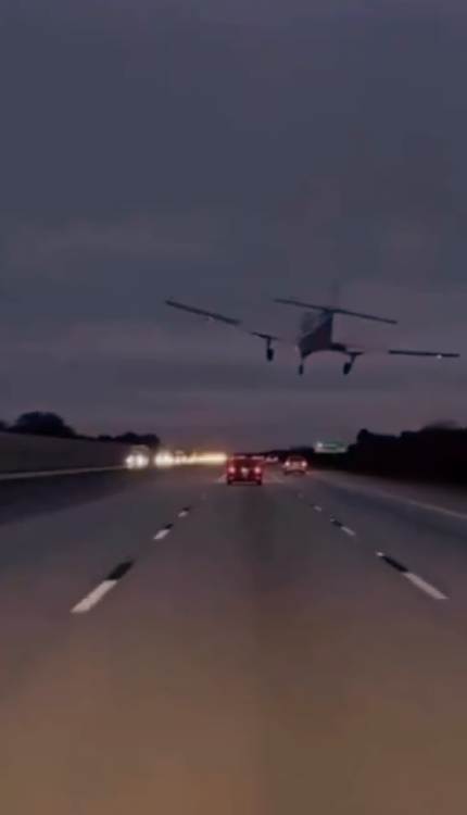 हाईवे पर चलती कार पर लैंड हुआ प्लेन, सनसनीखेज VIDEO हुआ वायरल