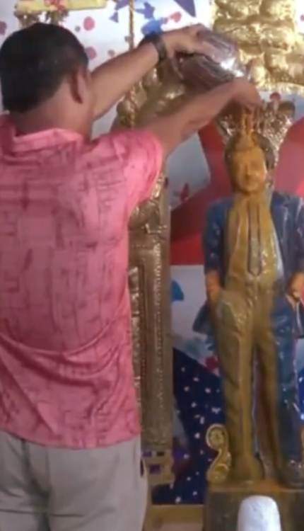 मदुरै के रजनीकांत मंदिर में फैन ने मनाया एक्टर का 75वां बर्थडे