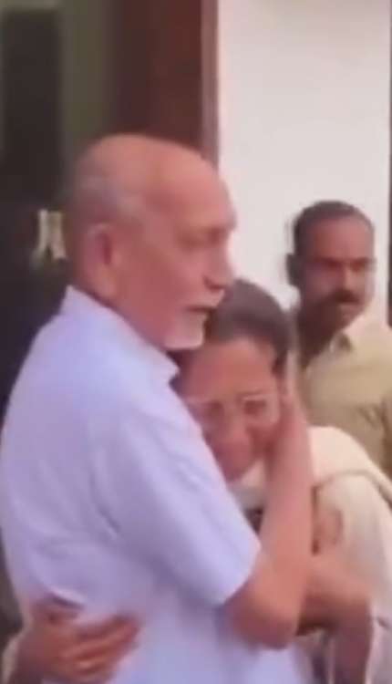 बारामती में पवार परिवार से मिलते समय भावुक हुईं सुप्रिया सुले और सुनेत्रा पवार