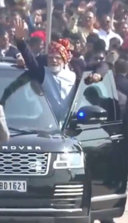 प्रधानमंत्री मोदी ने 77वें गणतंत्र दिवस परेड में आए लोगों का अभिवादन किया