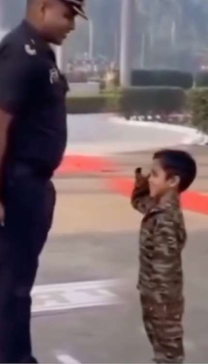 नन्हा बच्चा भारतीय सेना को करता सैल्यूट, मनमोहक नज़ारा