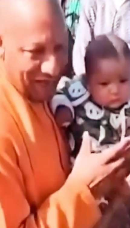पैतृक गांव में बच्चे से मिलकर भावुक हुए CM Yogi