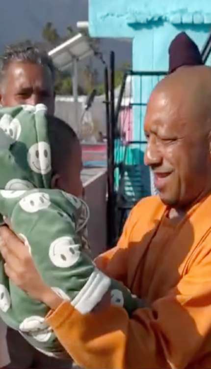 अपने गांव पहुंचे CM Yogi, बच्चो को गोद में उठाते ही अपनी हंसी नहीं रोक पाए, Video Viral