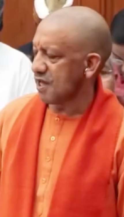 'ना कर्फ्यू है ना दंगा है यूपी में सब चंगा है'