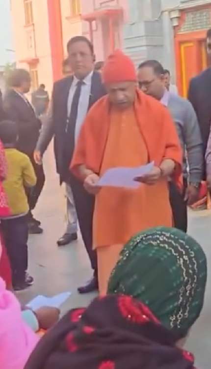 घबरा रही थी महिला, CM योगी बोले- कौन परेशान कर रहा है?