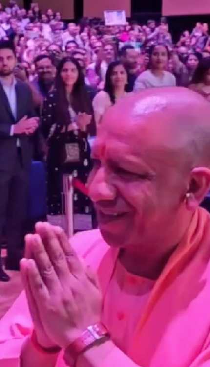 विदेशी धरती पर CM Yogi का तगड़ा भौकाल, पूरे हॉल में लगे योगी-योगी के नारे !