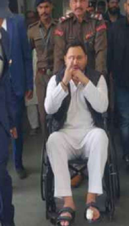 तेजस्वी यादव को व्हीलचेयर पर बिठाकर बजट सत्र के लिए बिहार विधानसभा में लाया गया