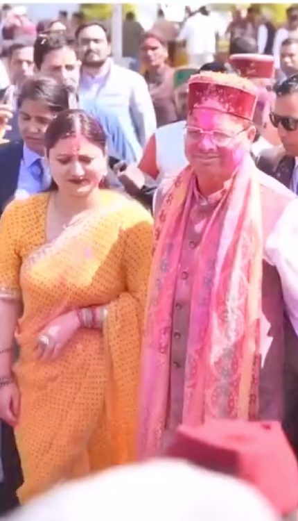 पत्नी Geeta Dhami के साथ आम जनता के बीच CM Dhami ने ऐसे मनाई होली!