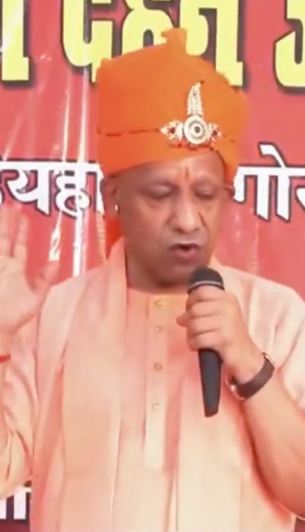 Holi के दिन Yogi ने केसरिया पगड़ी पहनकर भरी हुंकार !