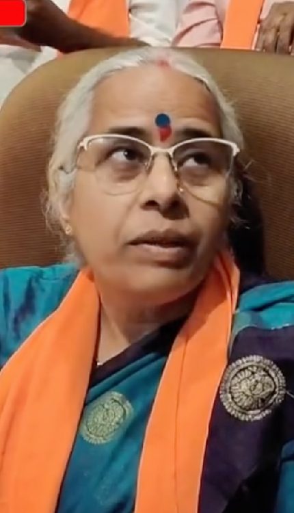 UP का विकास करने के साथ ही नई पीढ़ी को धर्म से कैसे जोड़ रहे हैं योगी आदित्यनाथ, एक बुजुर्ग महिला ने समझा दिया!