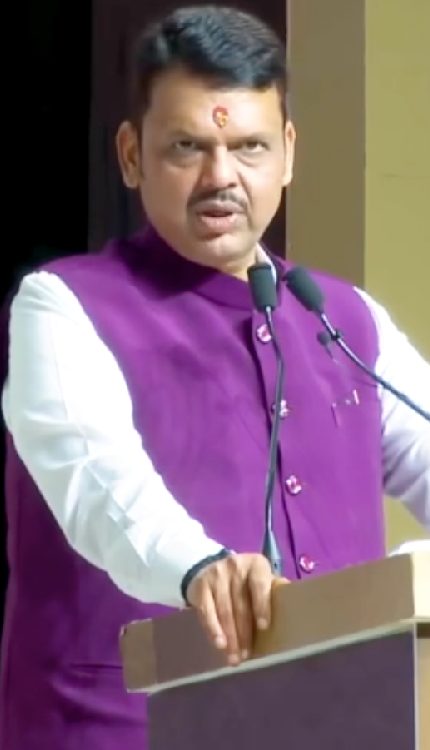 Mamata ने PM Modi को कहा ‘घुसपैठिया’, आग बबूला हो गये CM Fadnavis, दिया करारा जवाब !