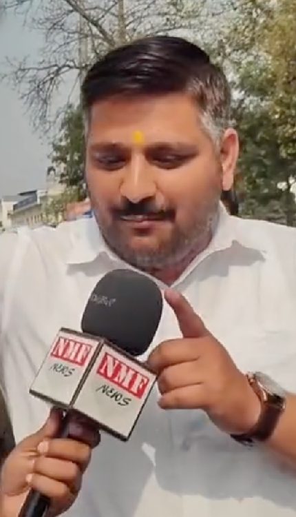 CM Yogi की मां के सम्मान के लिए भिड़ गई UP की जनता!