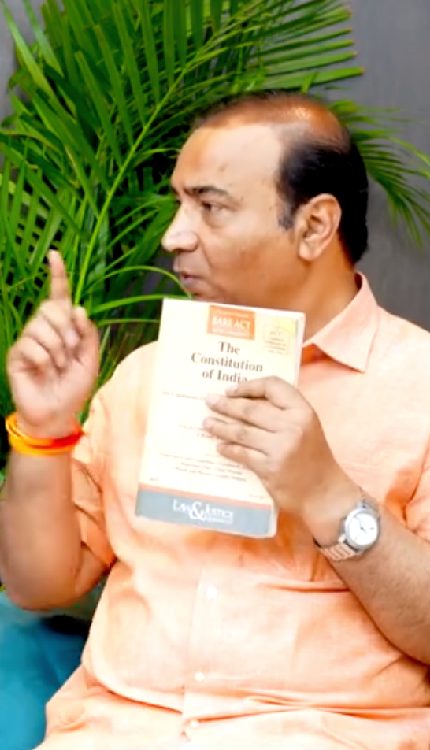 जिस Manusmriti को लेकर होता है इतना बवाल उसमें क्या है ? SC के वकील से सुन लीजिये