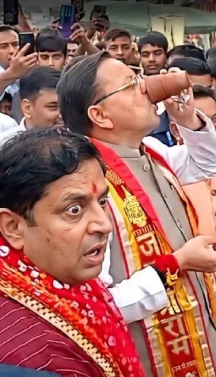 अचानक CM Dhami ने रोका अपना काफिला तो उमड़ पड़ी लोगों की भीड़!