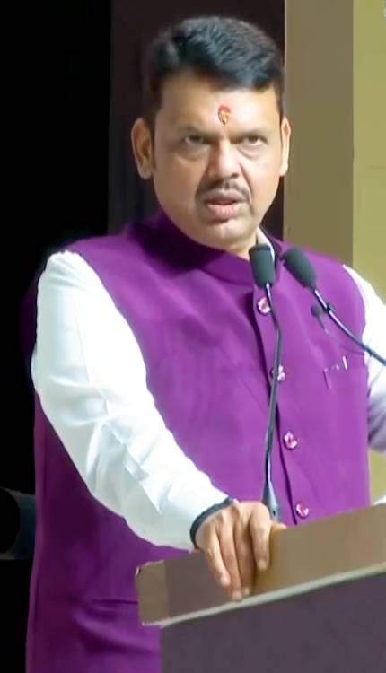 Bandra में अवैध कब्जा ढहाने गई टीम पर हमला, पुलिस ने दबोचा, क्या बोले CM Fadnavis?