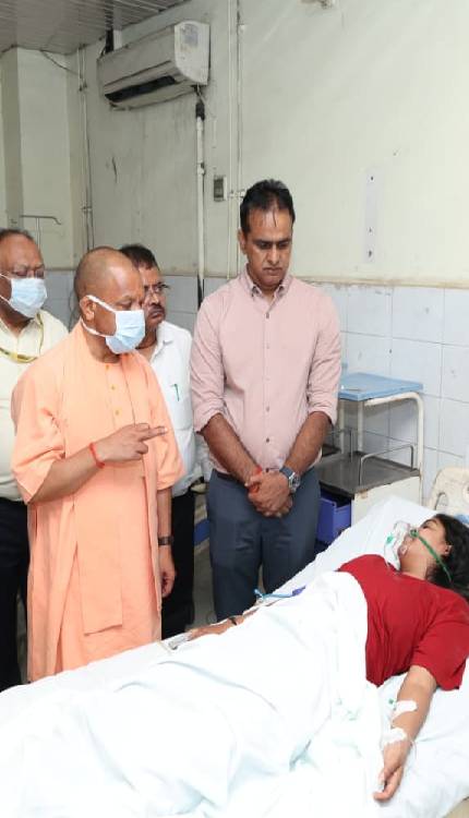 अलीगंज कांड: खबर मिलते ही घटनास्थल पर पहुंचे सीएम योगी पीड़ित परिवारों से मिले !