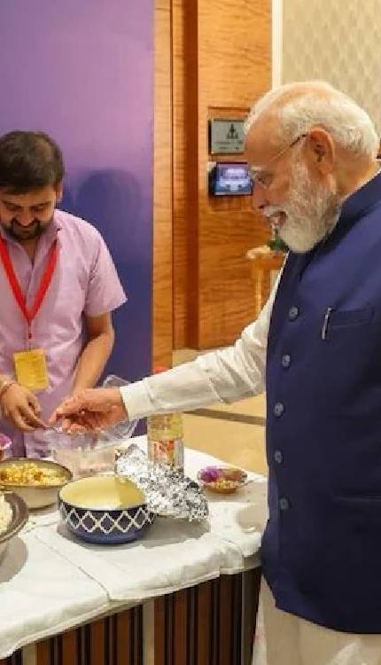 झालमुड़ी खाकर बंगाल जीतने वाले PM Modi को अब Bengal के CM Suvendu ने खिलाई झालमुड़ी!