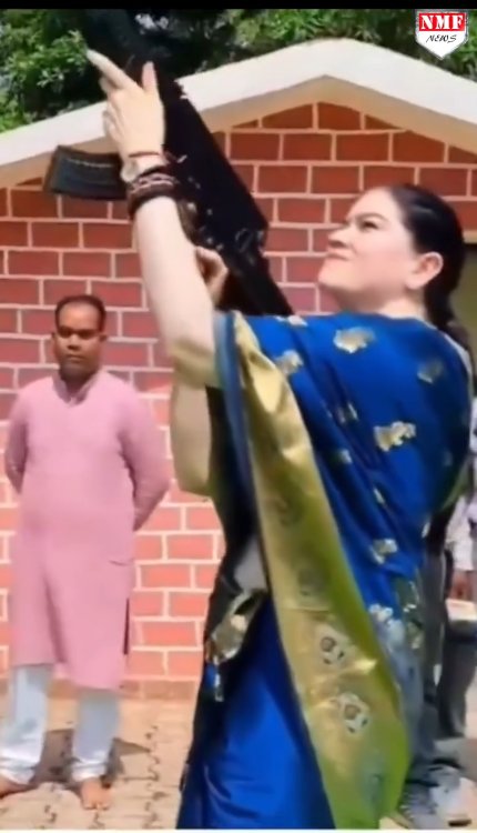 छत्तीसगढ़ के राजनांदगांव जिले की SP अंकिता शर्मा ने शस्त्र पूजा के बाद की हवाई फायरिंग!