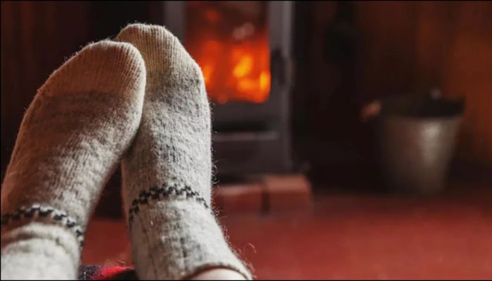 क्या सर्दियों की रातों में आप भी सोते समय पहनते है मोज़े? तो जान लें इसके फायदे और नुकसान