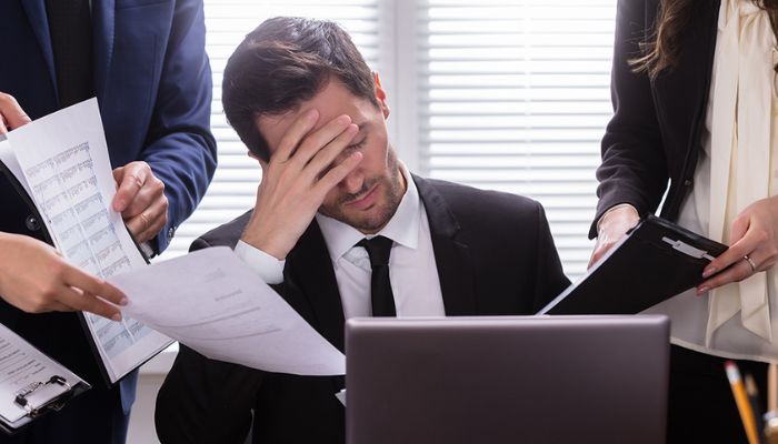 काम का बोझ youngsters को दे रहा सबसे ज़्यादा mental stress! क्या हैं इससे बचने के उपाय