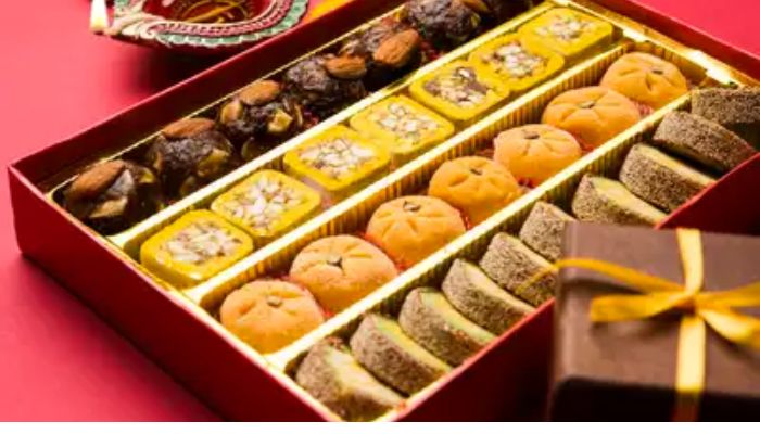 Diwali 2024: दिवाली के त्यौहार में मिठाई खाना न पड़ जाएं भारी, ऐसे करें नकली और असली मिठाई की पहचान