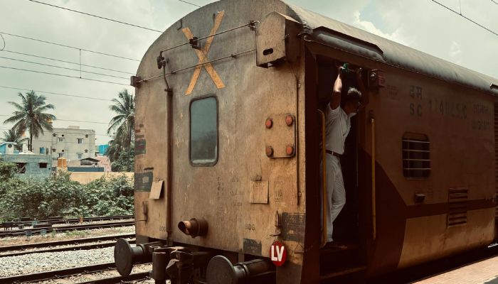 रेलवे के कोच में अगर नहीं चल रहा है चार्जिंग पॉइंट, तो इस तरह से कर सकते है शिकायत