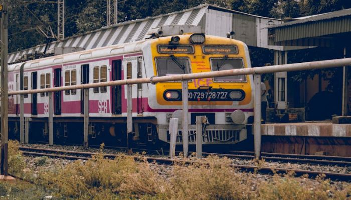 Indian Railway: अगर इमरजेंसी में करना पड़े बिना टिकट यात्रा, तो नहीं लगता फाइन....!