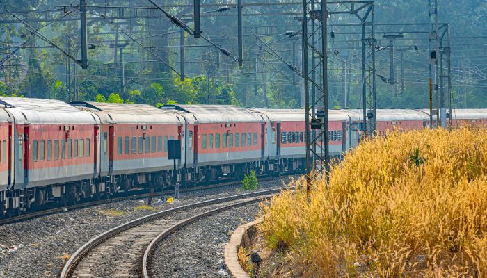 अपनी IRCTC आईडी से टिकट बेचना है अपराध, जानें इसके लिए क्या मिल सकती है सजा