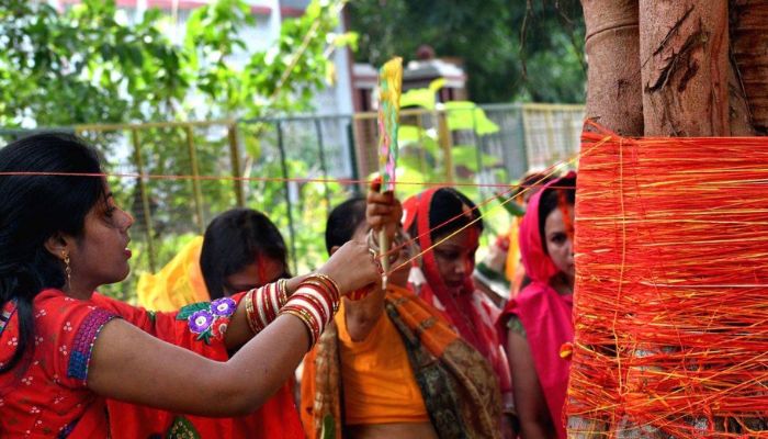 Vat Savitri Vrat 2025: व्रत के दिन भूलकर भी न करें ये काम, टूट सकती है साधना!