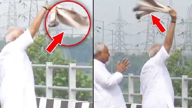 Nitish Kumar का हाथ पकड़ा और पुल पर खड़े होकर PM Modi ने लहरा दिया गमछा, क्या है राजनीतिक संदेश?