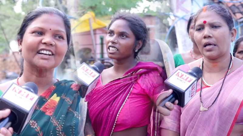 Bihar: Modi की मां को दी गई गाली तो भड़की महिलाएं Congress पर टूट पड़ी!