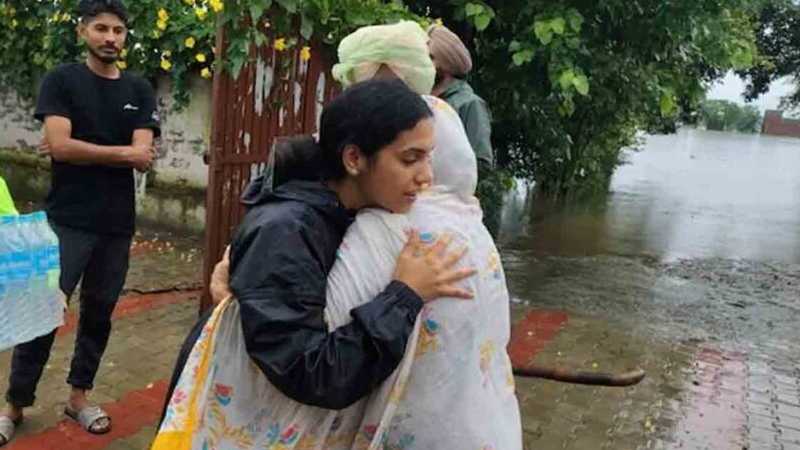 बाढ़ से पीड़ित लोगों के घर पहुंच रही अमृतसर की DC Sakshi Sawhney की वीडियो क्यों हो रही है वायरल