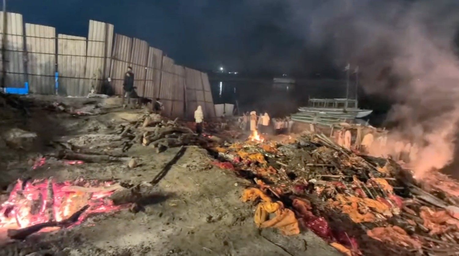 जलती चिताओं के बीच काशी में निभाई गई 382 साल पुरानी परंपरा, मणिकर्णिका घाट के नगरवधुओं ने दी नृत्यांजलि