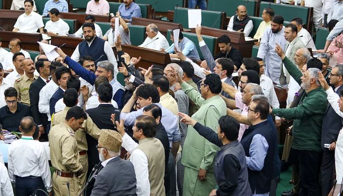 वक्फ अधिनियम को लेकर जम्मू-कश्मीर विधानसभा में गरमाई बहस, कार्यवाही रुकी