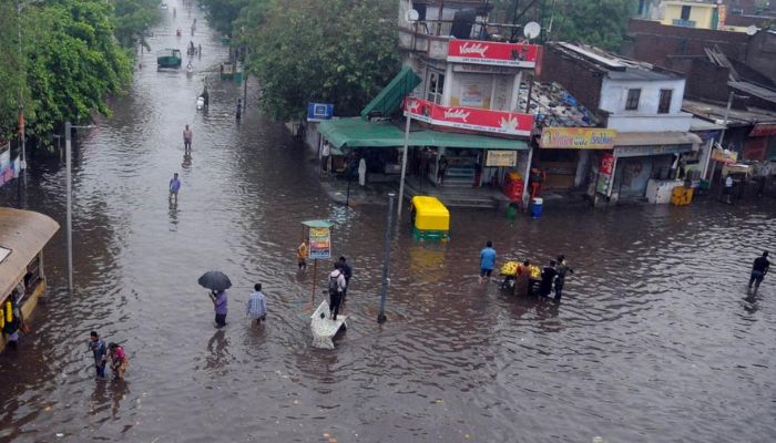 Gujarat Weather: इस राज्य में सड़कें बन चुकी है सैलाब और यातायात साधन हो चुके है ठप, लॉकडाउन लगाने की आ गई नौबत