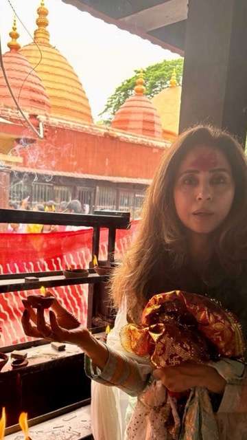 भारी बारिश के बीच असम स्थित कामाख्या मंदिर के दर्शन करने पहुंची उर्मिला मातोंडकर!