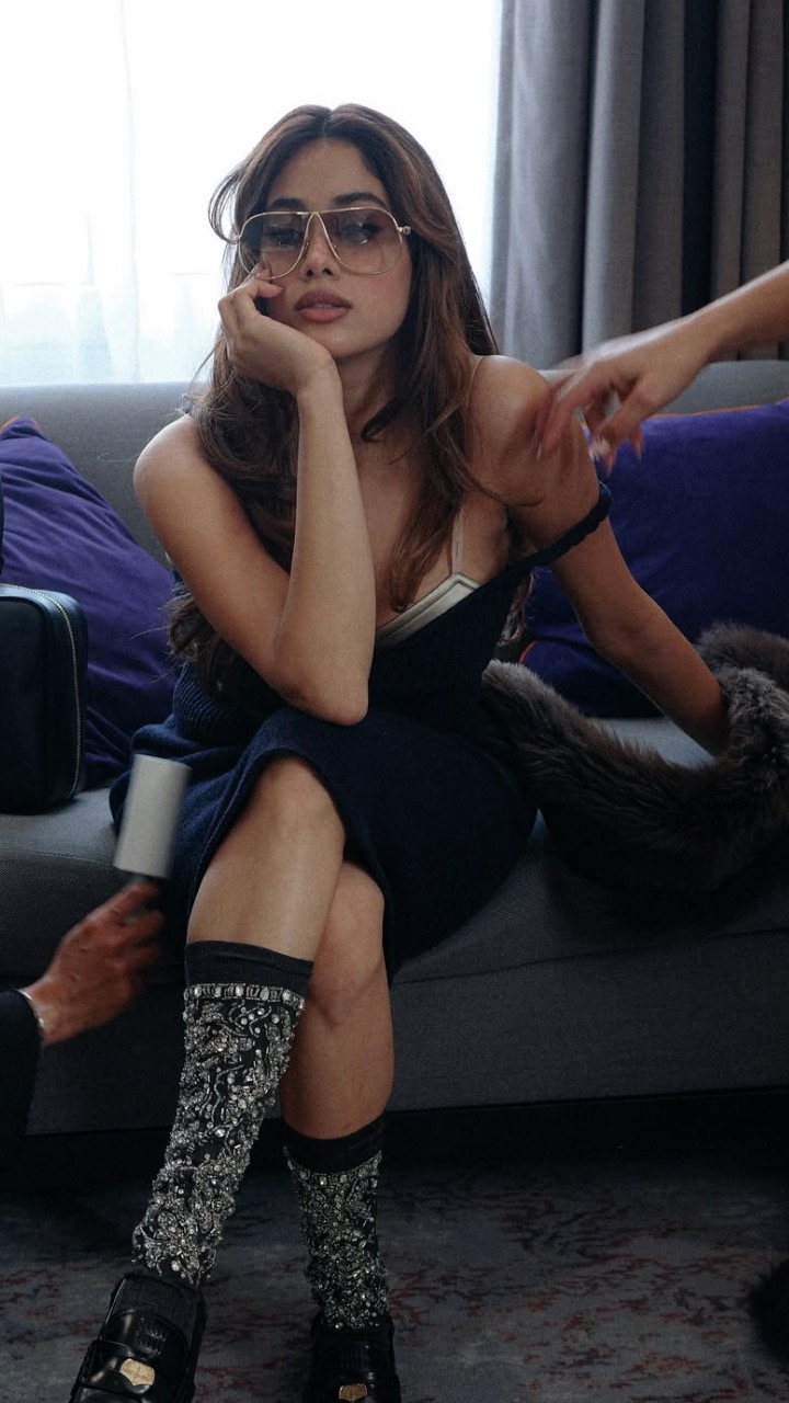 जान्हवी कपूर ने फिर बढ़ाया इंटरनेट का तापमान, देखें उनका स्टाइलिश अवतार