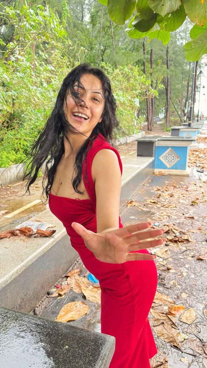 रेड ड्रेस में शहनाज़ गिल ने लूटी महफिल, बिना मेकअप भी लगीं सुपर स्टनिंग