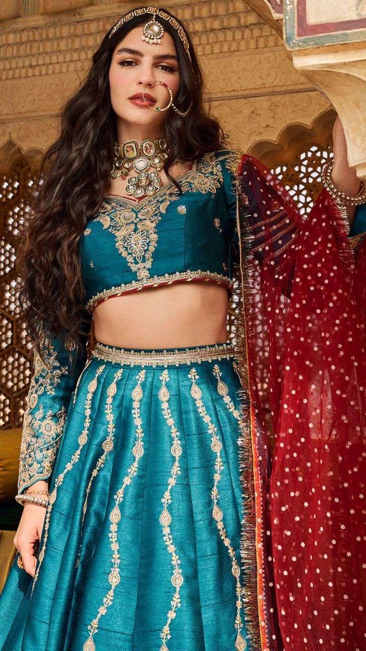 2025 के लिए स्टाइलिश भारतीय ड्रेसेज़ और ज्वेलरी आइडियाज़, जो आपके लुक में लगा सकते हैं चार चांद...