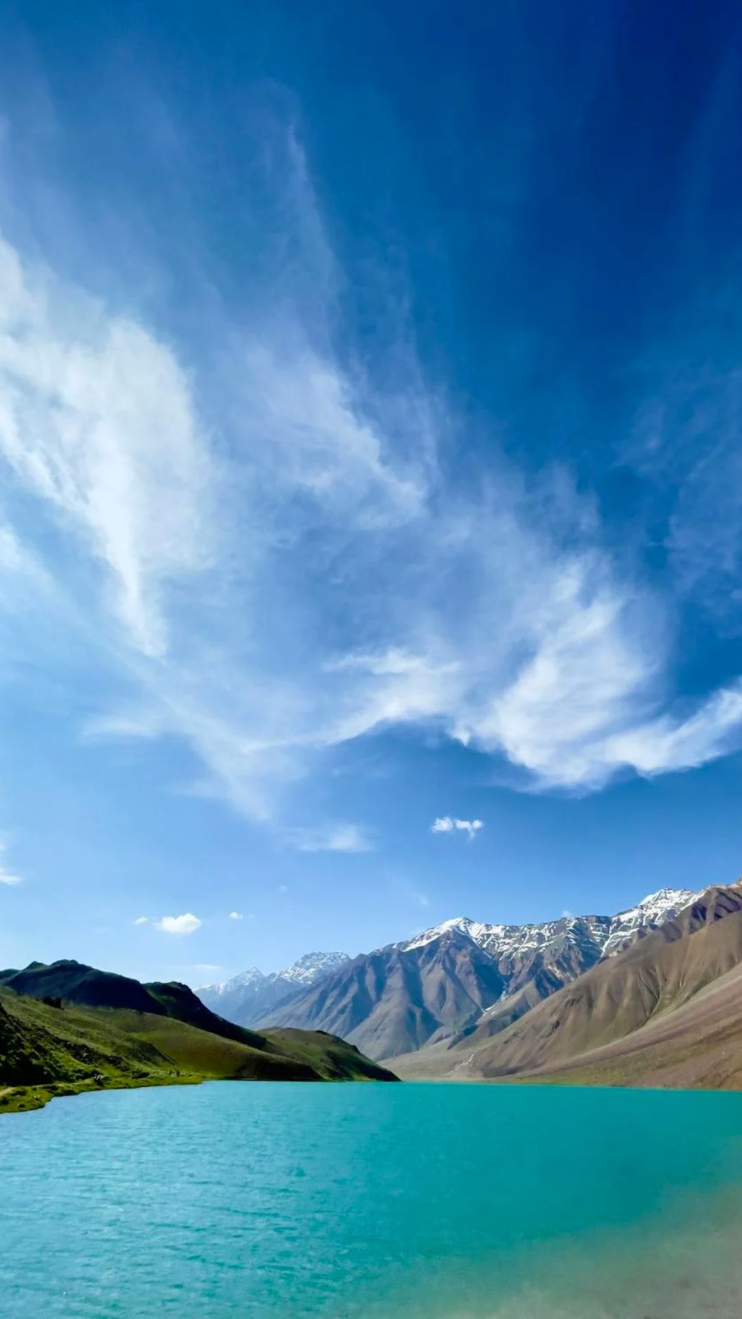 सामरिक और सांस्कृतिक महत्व- लद्दाख की सीमाएं चीन और पाकिस्तान से लगती हैं, जो इसे रणनीतिक रूप से अहम बनाती हैं.साथ ही यहां की बौद्ध संस्कृति इसे आध्यात्मिक रूप से भी खास बनाती है.