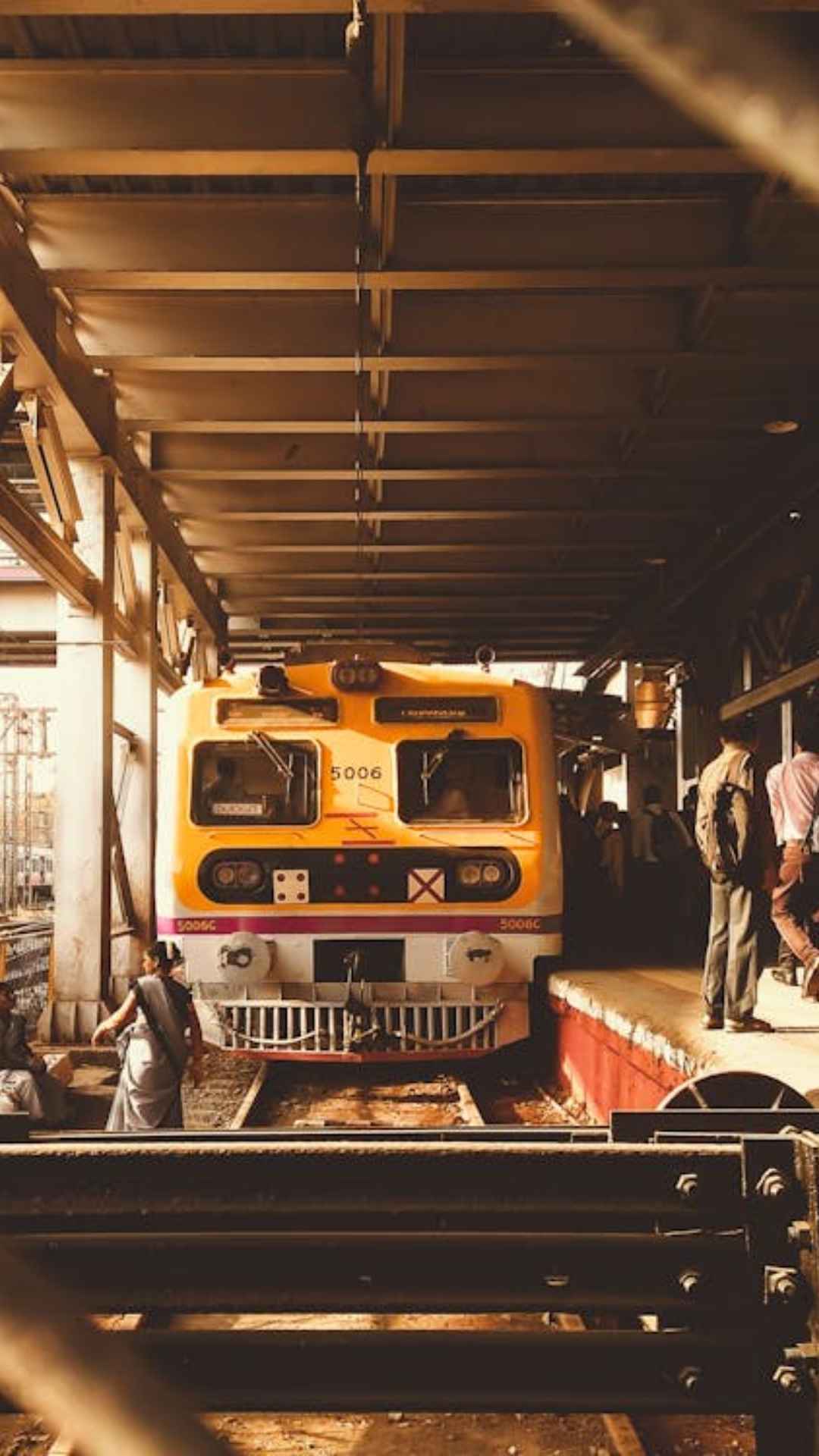 रेलवे रिफंड रूल्स, प्लेटफॉर्म बदलने से ट्रेन छूटी तो क्या मिलेगा पैसा वापस?