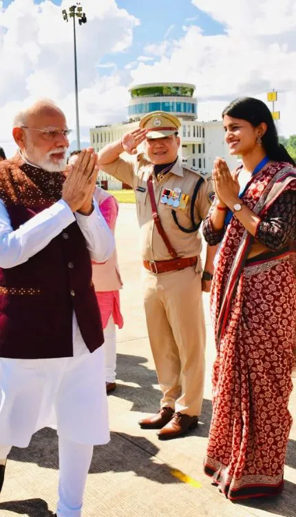 नमस्ते.. अरुणाचल में पीएम मोदी का स्वागत करने वाली कौन है ये महिला IAS?