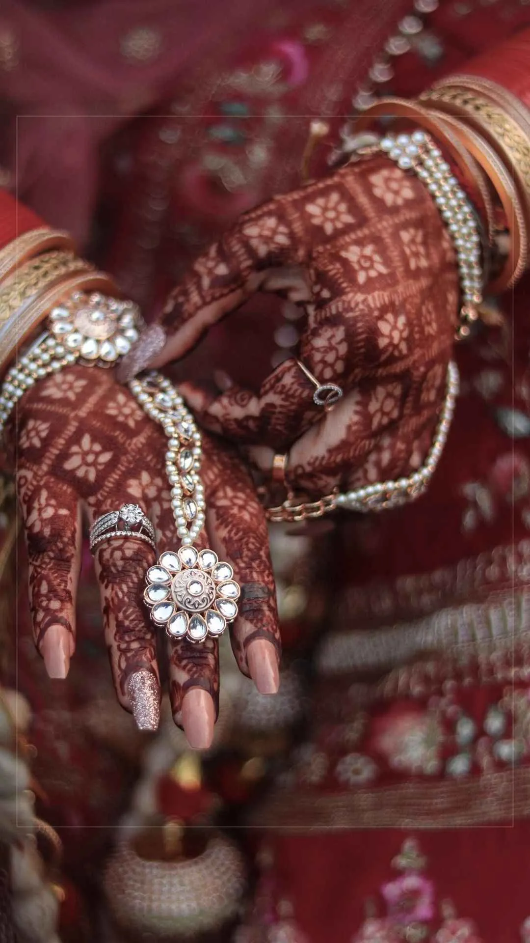 Karwa Chauth 2025 : 10 सिंपल और एलिगेंट मेहंदी डिजाइन्स जो बनाएंगे आपके हाथों को खास