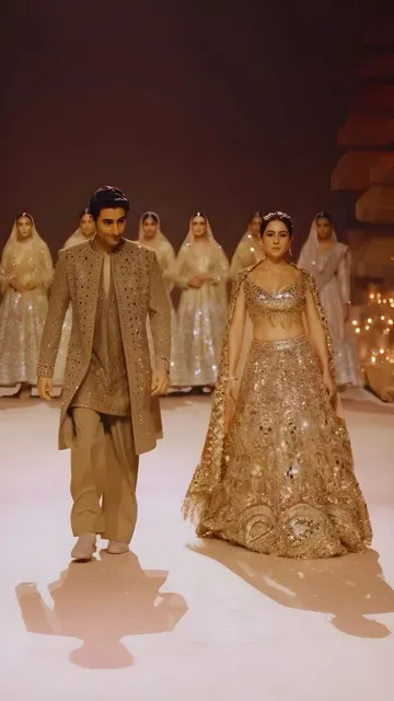 सारा संग इब्राहिम ने पहली बार किया रैंप वॉक, भाई ने बहन पर लुटाया प्यार, दोनों ने लूटी सारी महफ़िल