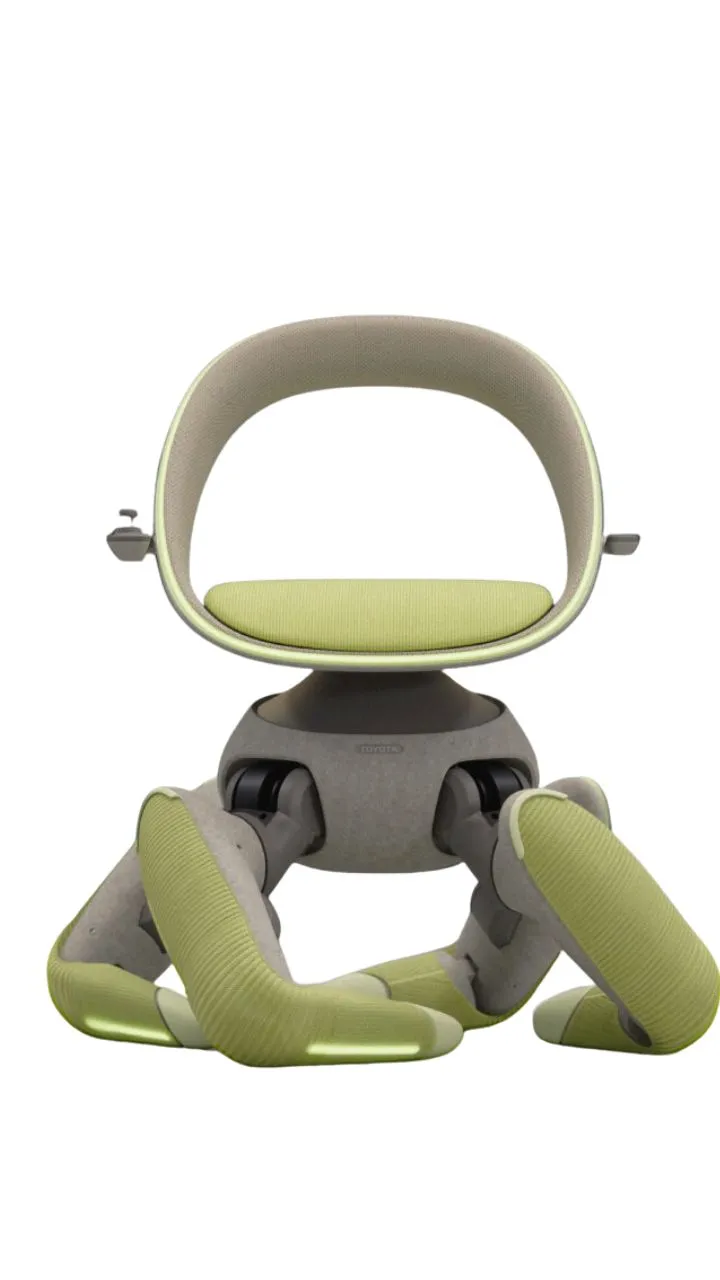 Toyota लाई अनोखी Wheel Chair, अब पहियों की जगह पैर, सीढ़ी पर भी चढ़ेगी!